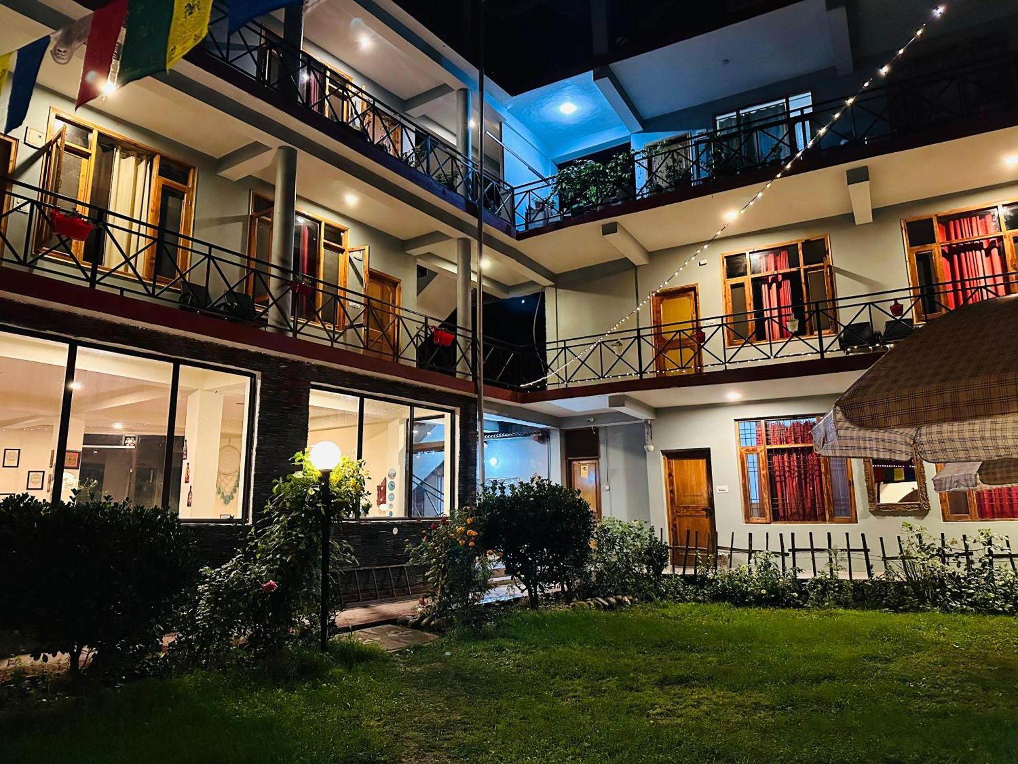 Red House Cafe Hotel - Manali (Himachal Pradesh) — Photos 2