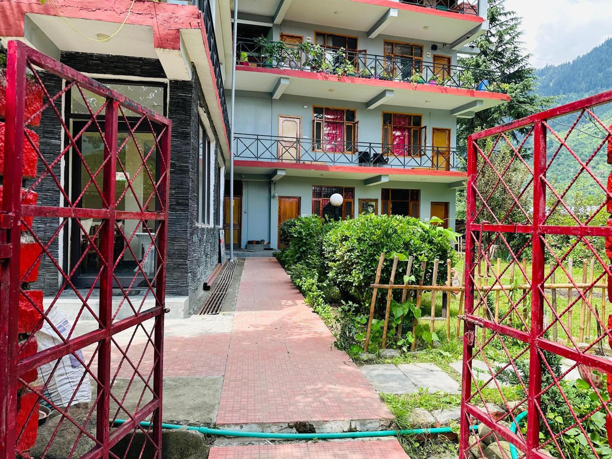 Red House Cafe Hotel - Manali (Himachal Pradesh) — Photos 1